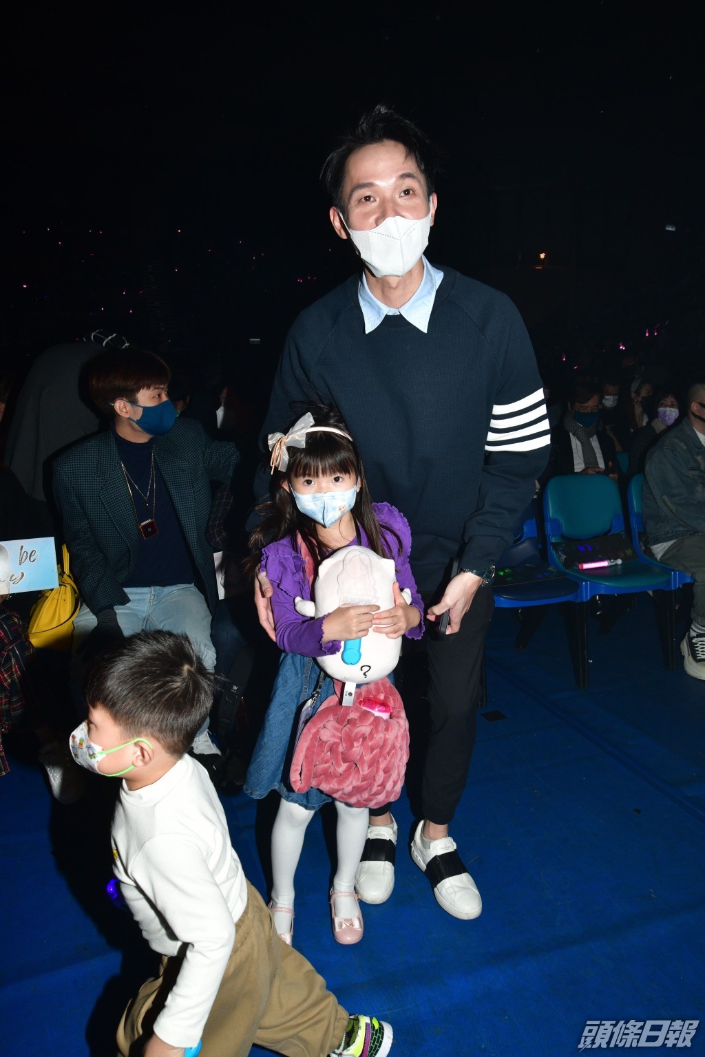 吳若希日前開騷，老公Alex帶仔女捧場。